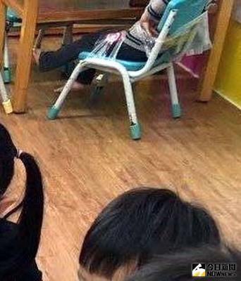 嘉義市1家幼兒園疑因1名2歲幼童有咬人行為，教師竟用膠帶綁在椅子上，還被PO幼兒園粉絲專頁，家長相當氣憤；嘉義市教育處說，已涉及不當管教，最重處罰可要求停招。（家長提供）中央社記者黃國芳傳真　106年4月14日