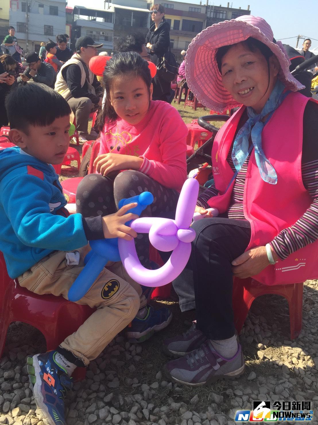 ▲77歲的許秀琴阿嬤樂當新竹市兒童藝術節志工，小朋友溫馨互動，讓她「年輕十幾歲」。（圖／記者陳志偉翻攝，2017.4.2）