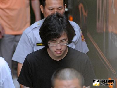 「台大宅王」張彥文被控性侵砍殺前女友，因羈押期即將屆滿，台北地方法院17日提訊張彥文，法官庭末諭知延長羈押2個月，圖為庭後張彥文上車回看守所。中央社記者王飛華攝　104年6月17日