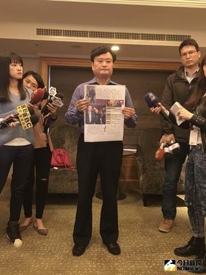 宏仁企業集團總裁室公關顧問梁家堯（中）12日在台北西華飯店舉行記者會對外說明，表示總裁王文洋目前是單身，而且2003年買了御之苑後，從來沒有跟呂安妮住在一起，何來分居的事實。中央社記者王飛華攝  106年4月12日