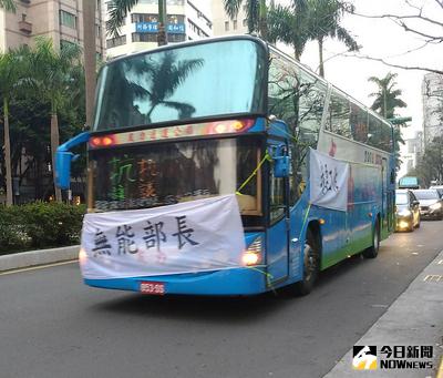 2月13日國5發生重大遊覽車翻車事故，交通部公路總局將遊覽車靠行的友力通運旗下100多輛遊覽車牌照全吊銷，10多輛友力遊覽車20日借車牌到交通部抗議。中央社記者汪淑芬攝　106年3月20日