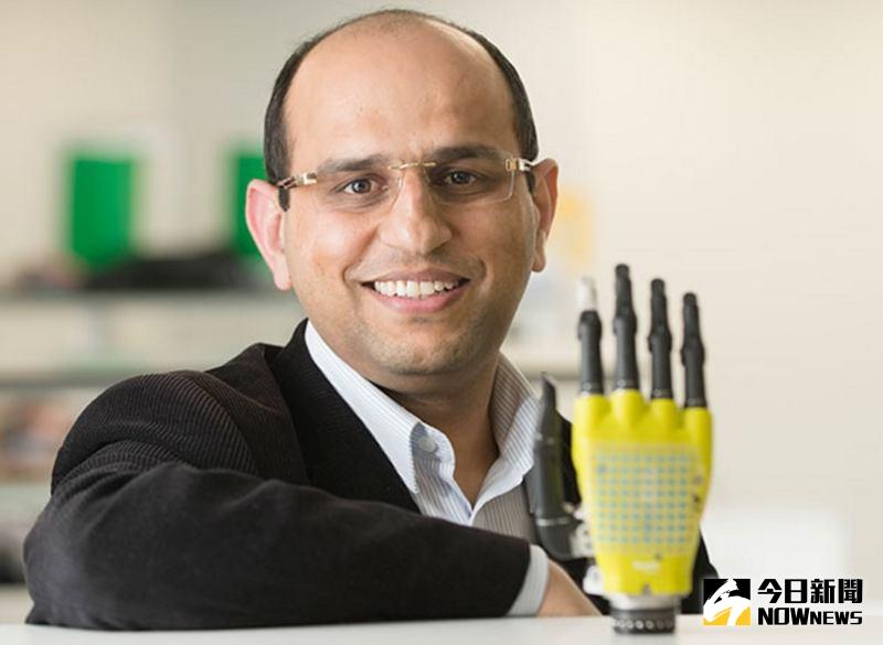 ▲電子皮膚研究負責人Ravinder Dahiya和他研發的電子手。（圖／翻攝自IEEE Spectrum，下同）