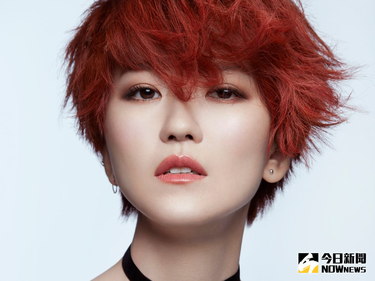 ▲蔡淳佳新專輯俐落短髮加火紅髮色的改頭換面。（圖／誠利千代提供，2017.04.25）