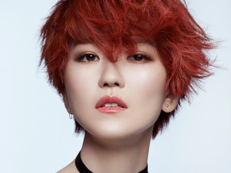 ▲蔡淳佳新專輯俐落短髮加火紅髮色的改頭換面。（圖／誠利千代提供，2017.04.25）