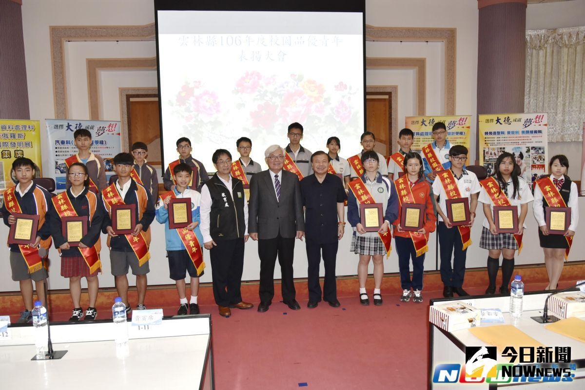 ▲李縣長恭賀獲獎品優學生中64位品優學生榮獲殊榮，並親自分批頒獎表揚。（圖／記者蘇榮泉翻攝，2017.04.13）