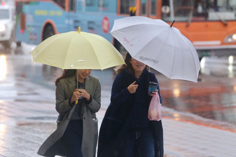 ▲今日北台灣仍有水氣通過，雨勢較大。（圖／NOWnews資料照）