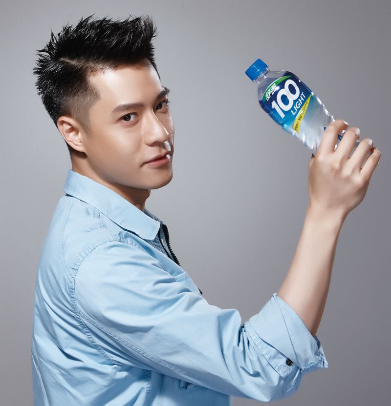 ▲周湯豪首支飲料代言　帥氣演出舒跑100LIGHT。（圖／公關照片）
