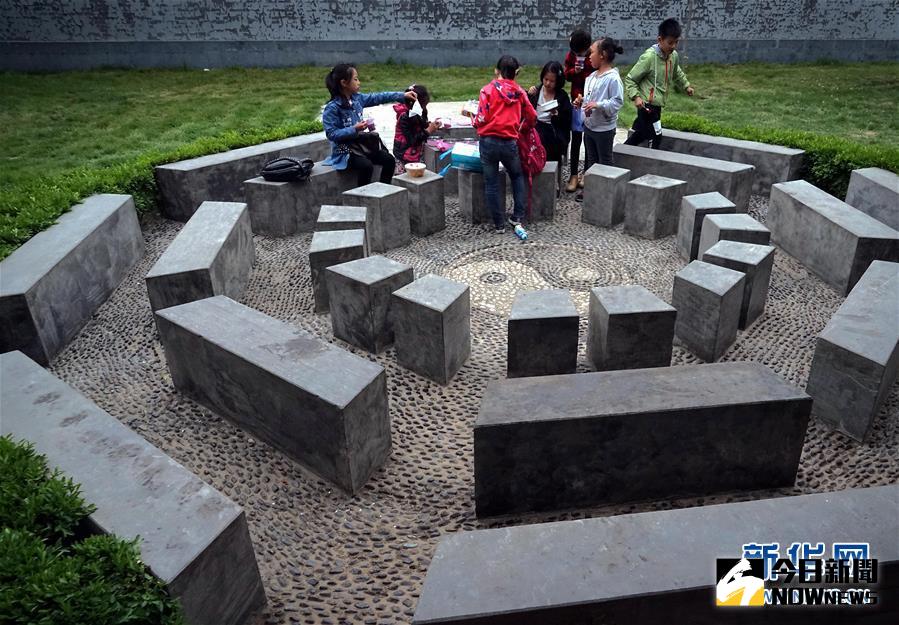 羑里城遺址區的一處遊客休息區被布置成「八卦」圖形。
