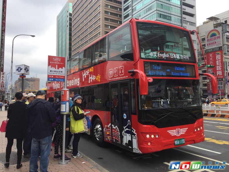 ▲台北市雙層觀光巴士正式上路，不少民眾在台北車站排隊體驗。（圖／記者陳致宇攝）