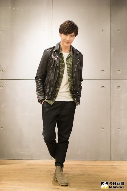 ▲男星謝佳見在活動當天穿上了經典的騎士夾克搭配迷彩軍裝外套。（圖／AllSaints提供）