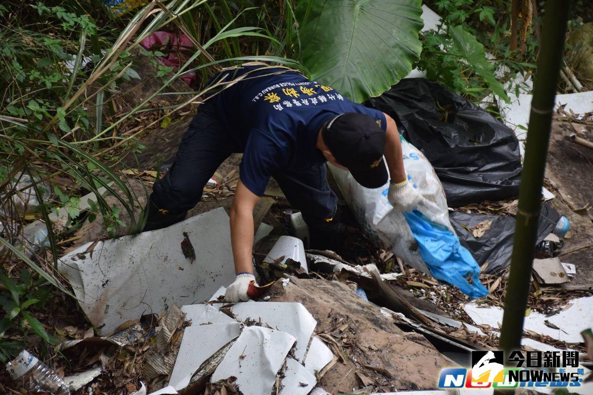 ▲竹東分局查辦寶山水庫遭亂倒廢棄物案件，破袋檢查線索追查到犯嫌。（圖／竹東分局提供，2017.4.20）
