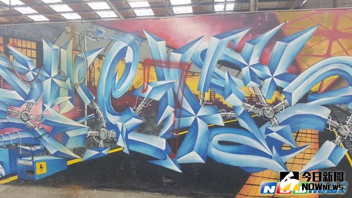 ▲路過民眾諷刺說，還以為多了『紅色數字密碼』是新的創作。（圖／記者宋德威攝，2017.4.8）