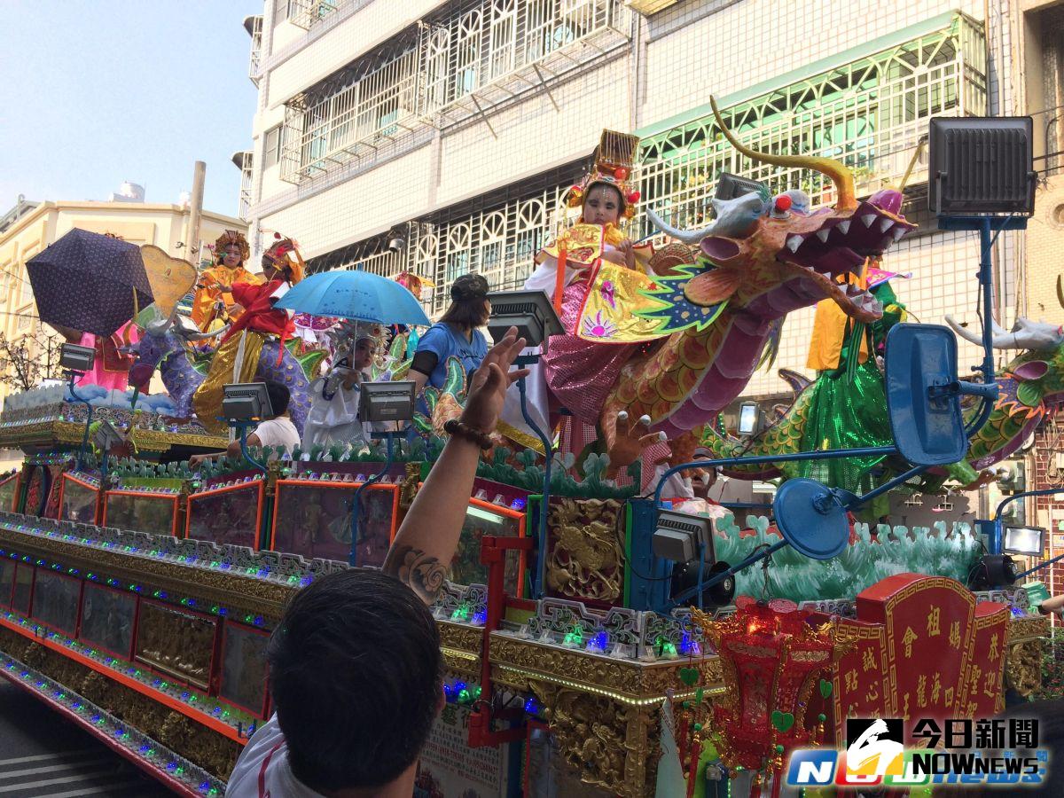 ▲北港市區街道狹窄，媽祖出巡遶境及藝閣車隊遊街，致使大量人潮、車潮，影響交通秩序易滋生事故。（圖／記者蘇榮泉攝，2017.04.15）