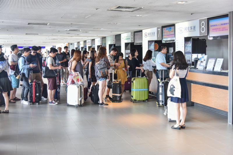 ▲桃園機場的Wifi穩定度夠且快速，休息區也提供充電設備供旅客使用。（圖／桃園機場提供）