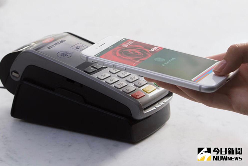 ▲Apple Pay在台開通，首波可綁定7家銀行信用卡，而且金管會統計，全台約4成共13萬台POS機可使用Apple Pay。（圖／翻攝自蘋果台灣官網）