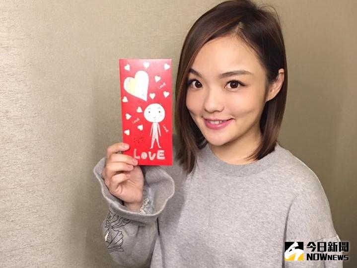 ▲徐佳瑩幽默手繪海報「參戰」，笑稱自己是「不哲（折）不夠（扣）的湊熱鬧」。（圖／翻攝自徐佳瑩臉書，2017.03.30）