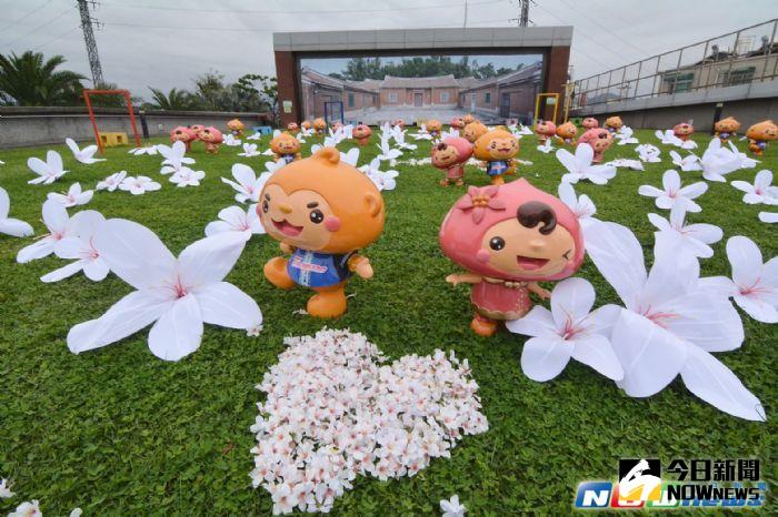 ▲桃園客家桐花祭桐花地景藝術作品的創作者，利用隨手可得的材料，融合環境與生態特色。（圖／桃園市政府提供,2017.4.13）