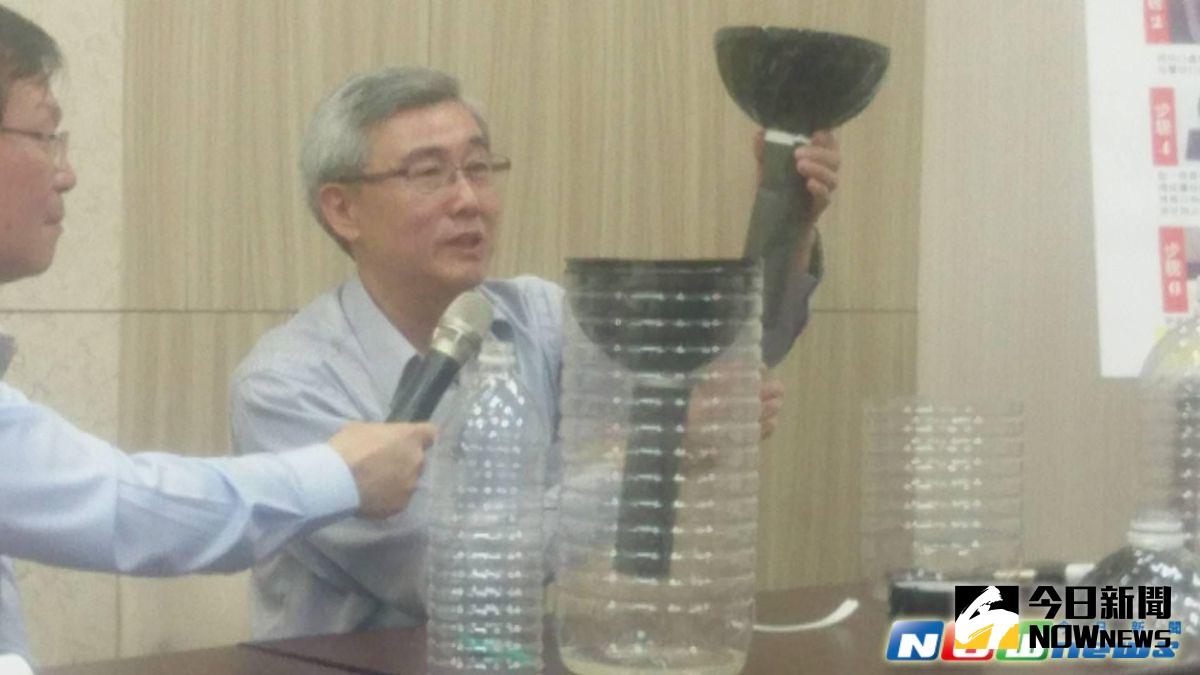 ▲居家防蚊DIY，疾管署邀請中興大學昆蟲系教授杜武俊介紹「捕蚊神器」 。（圖／記者陳鈞凱攝,2017.5.23）