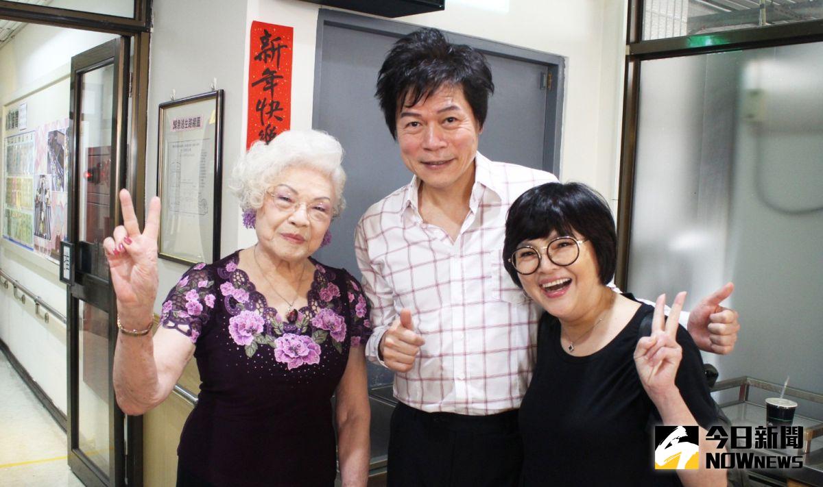 ▲洪榮宏因為母親的情況，走訪安養院疼惜老人家。（圖／寬宏藝術提供，2017.05.02）