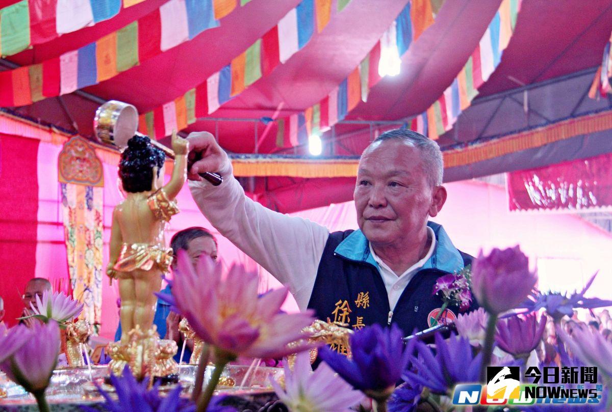 ▲苗栗縣長徐耀昌今天率領縣府局處長參加覺行寺浴佛祈福法會，勺舀淨水浴佛，徐耀昌神情虔誠，內心感動，眼泛淚光，衷心祈求四時無災，眾生一切平安幸福。（圖／記者黃進恭攝，2017.5.3）