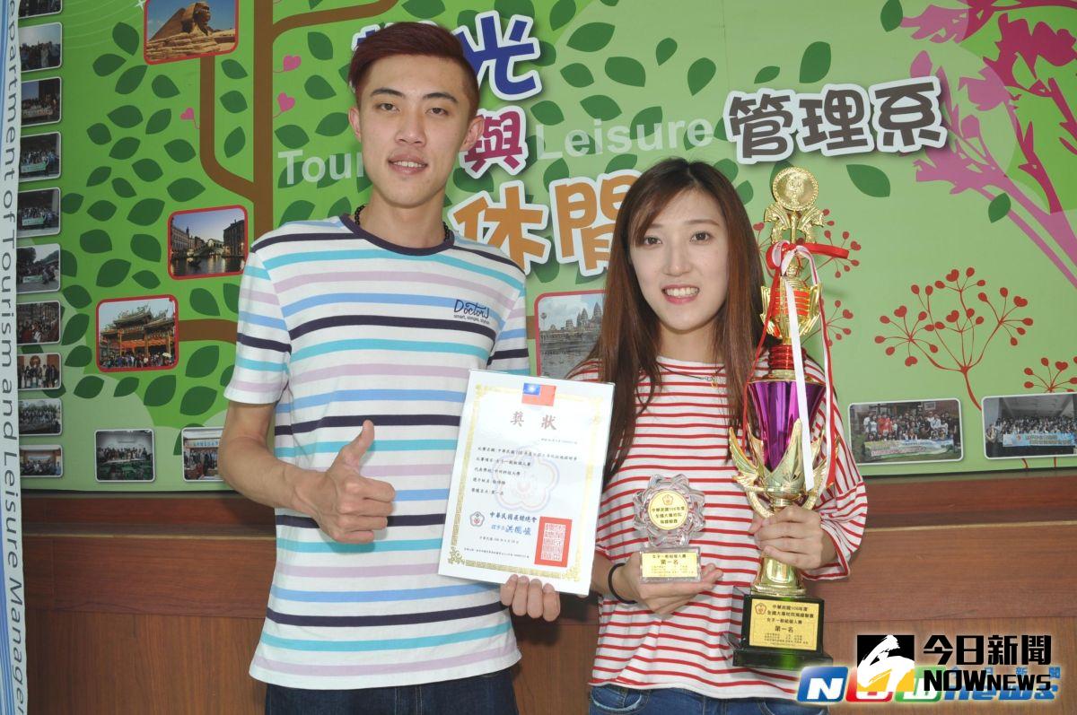 ▲中州科技大學觀光與休閒管理系三年級徐靖雅參加全國大專校院飛鏢聯賽，勇奪女子組個人賽第一名。（圖／記者陳雅芳攝，2017.5.8）