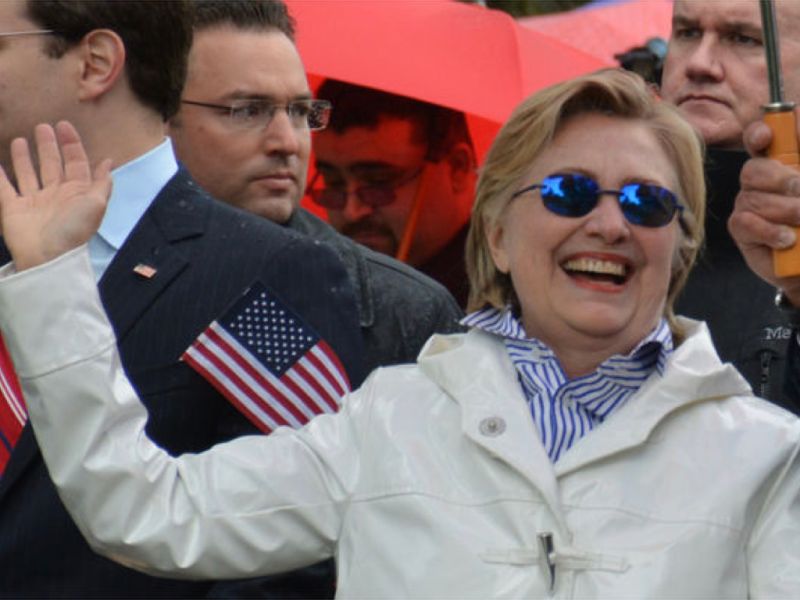 ▲希拉蕊出席陣亡將士紀念日遊行，面對鏡頭笑得十分開心。（圖／patch.com）