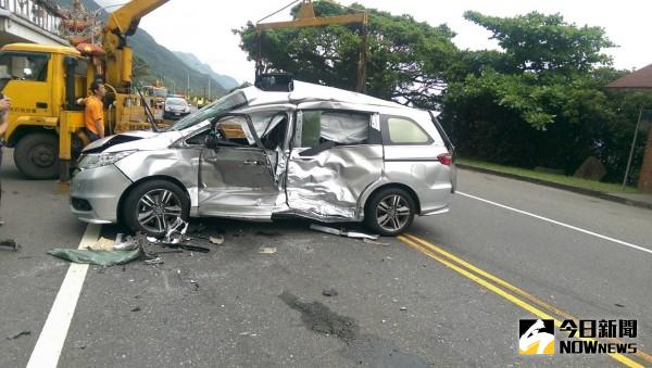 ▲因撞擊力道猛烈，休旅車車身凹陷、扭曲變形，車內6人一度傳出受困。（圖／社會中心翻攝）
