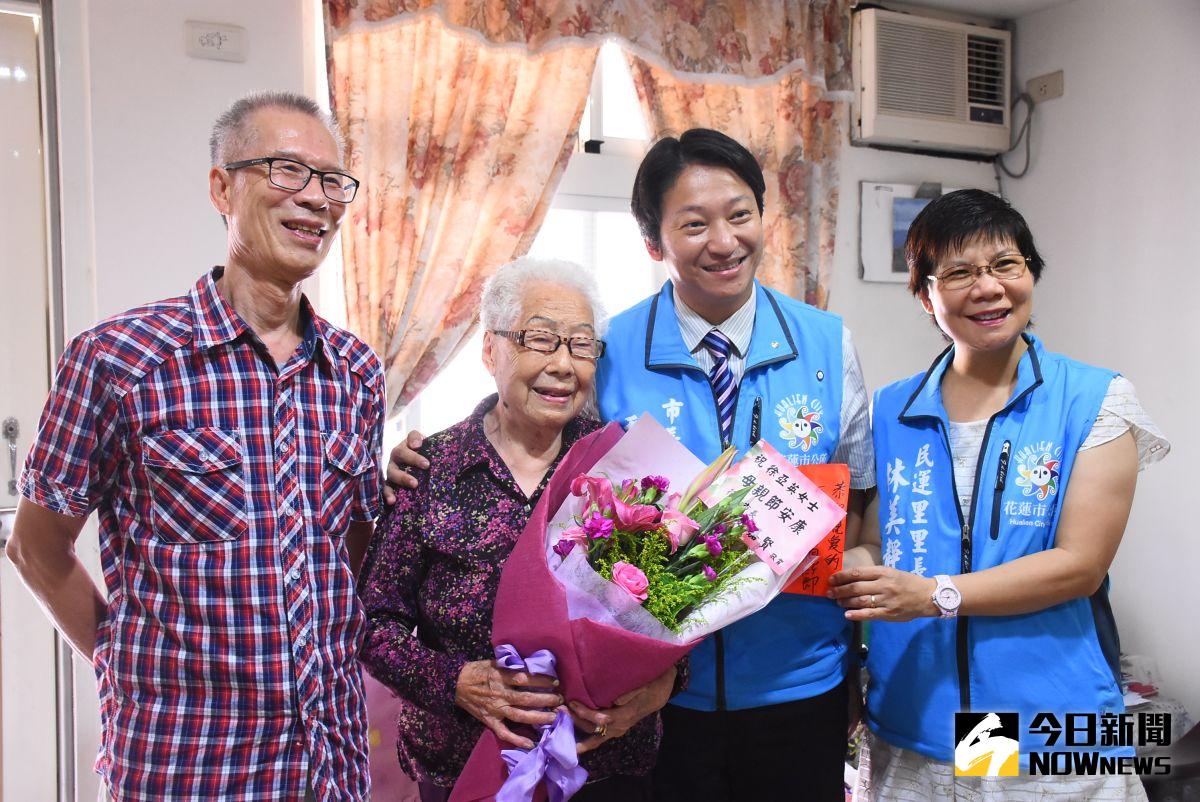 ▲魏嘉賢與民運里長林美靜前往101歲人瑞徐亞英的家中，說話鏘鏗有力。（圖／記者鄭志宏攝,2017.05.14）