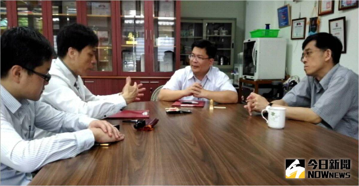 ▲左:暖暖:龐君豪 中:校長徐昀霖 右:暖暖:王超群 。（圖／徐偉珍攝影）