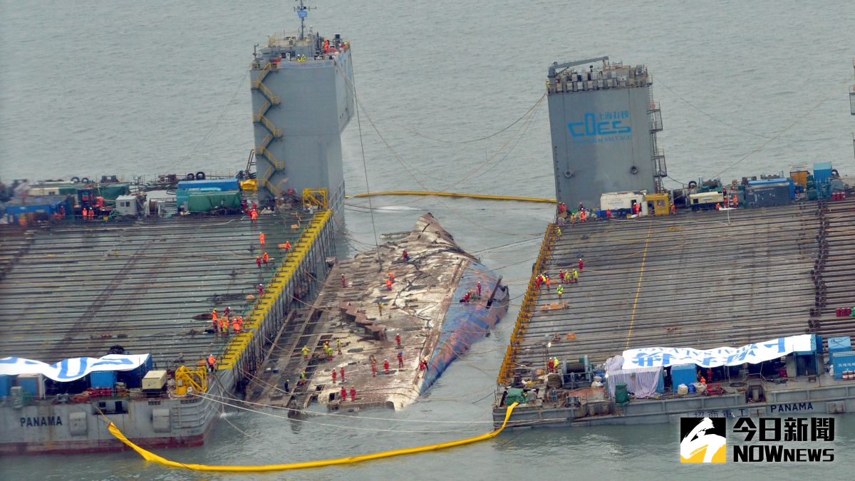 ▲世越號的船體周四(23日)清晨重見天日，南韓海洋水產部預計移送回岸還要花13天。（圖／達志影像／美聯社）