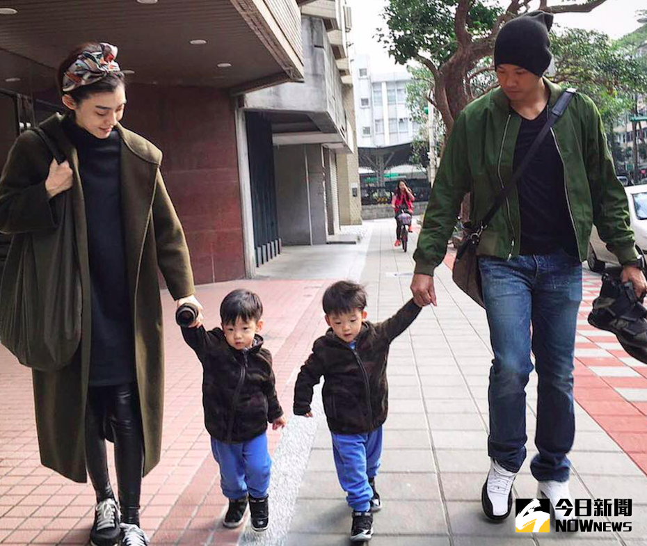 ▲黑人（最右）在結婚六周年當天，貼出婚禮花絮影片。（圖／翻攝自陳建州臉書，2017.05.07）