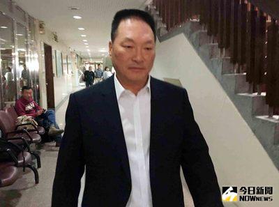 前東森集團總裁王令麟（前）因行賄案遭限制出境，他22日出庭以創辦企業在台灣，有93歲老母要照顧，不會潛逃為由，請求法官解除限制出境，讓他出國洽談創造商機。中央社記者劉世怡攝  106年3月22日