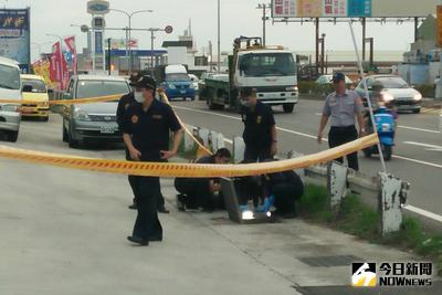 台南市仁德區一處位於台1線省道旁排水溝內，26日下午被人發現有1具已腫脹發黑的屍體，警方到場圍起封鎖線蒐證調查，但初步無法判斷性別、年齡等特徵，詳情待釐清。中央社記者楊思瑞攝　106年5月26日