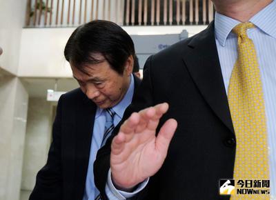 太平洋SOGO百貨總經理汪郭鼎松（圖）10日下午因商標法案件，在律師陪同下赴台北地檢署出庭；訊後，汪郭鼎松面對媒體追問低頭不語，快步離開。中央社記者王揚宇攝　106年5月10日