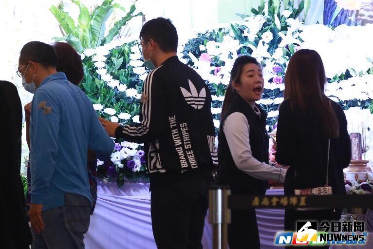 ▲謝佑穎（右三）前往靈堂弔念豬哥亮。（圖／記者葉政勳攝，2017.5.16）