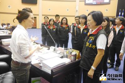 狼師風波燒到花蓮，縣議員劉曉玫（左）9日在議會質詢時表示，花蓮1名國中男老師猥褻男學生，一審被判刑8年，遭學校解聘後，竟在學校附近的立案補習班任教，質疑教育處放任。中央社記者李先鳳攝 106年5月9日