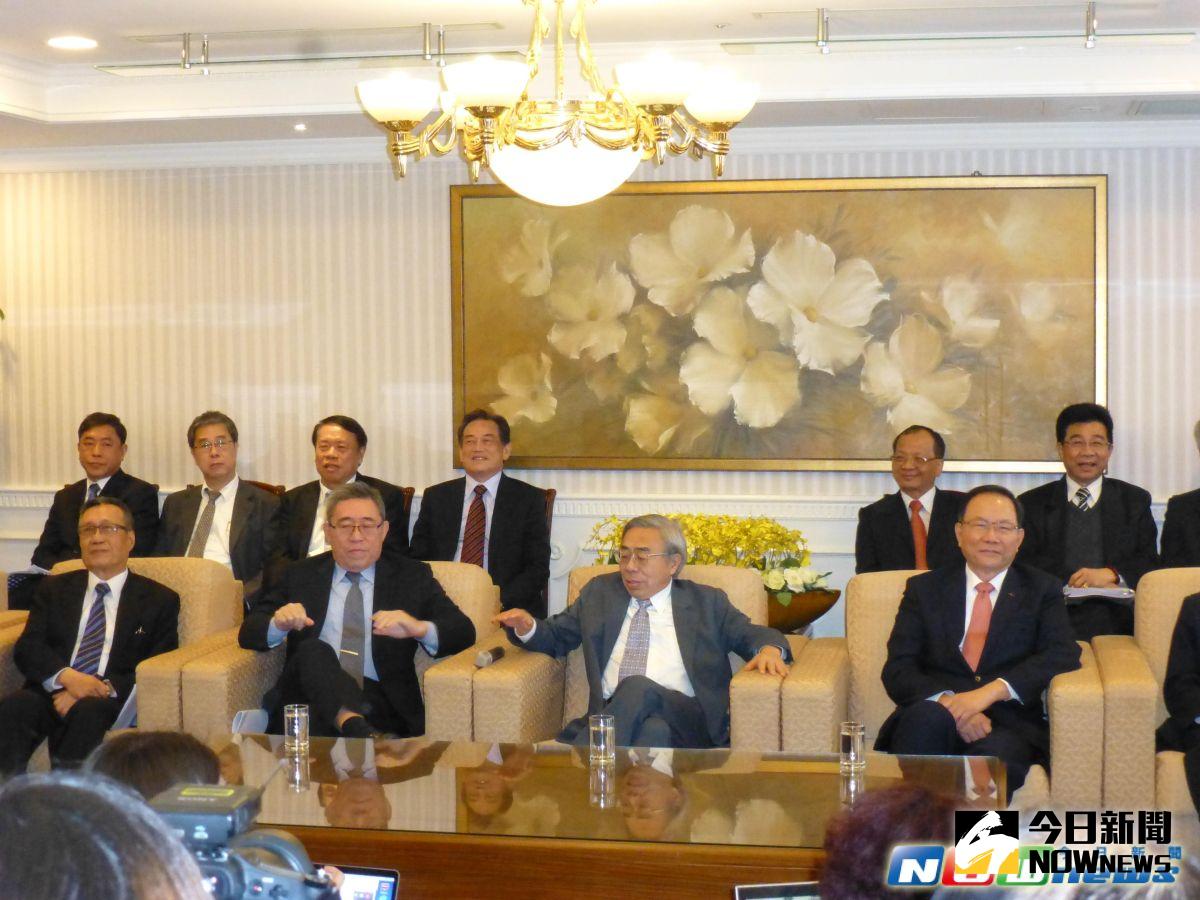 ▲企業接班傳賢或傳子哪個好？台塑總裁王文淵(圖中)曾回答「各有優缺點」！（圖／NOWnews資料照片）