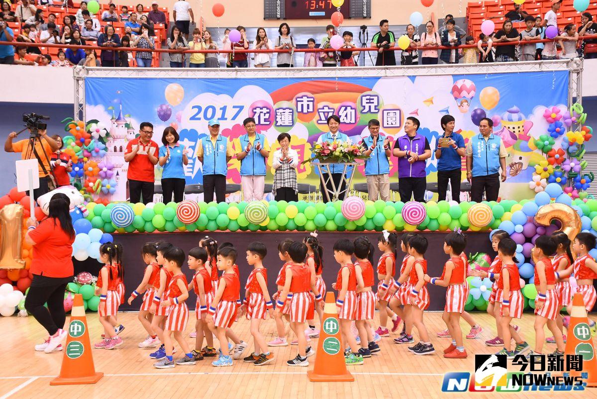 ▲花蓮市長魏嘉賢在台上觀禮，幼兒園孩童隨著節奏展開各種隊形，現場響起熱烈掌聲。（圖／記者鄭志宏攝,2017.05.08）