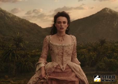 ▲綺拉奈特莉再現《神鬼奇航5》，已經是平胸的伊莉莎白了。（影片截圖，2017.05.22）