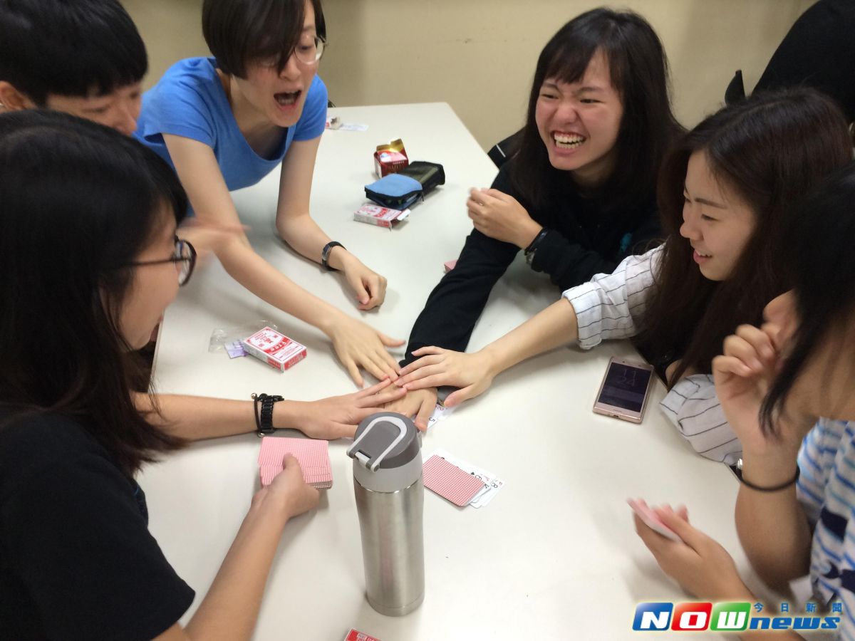 ▲中原大學學生從紙牌心臟病遊戲學數學，直呼有趣。（圖／中原大學提供,2017.5.31）