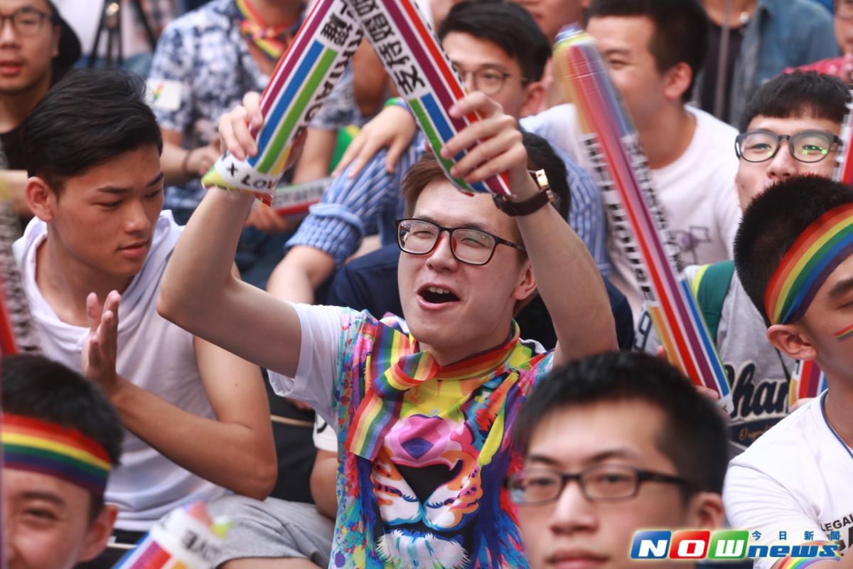 ▲司法院公布大法官解釋748號，宣告民法限制同婚違憲，挺同人士聞訊雀躍不已。（圖／NOWnews）