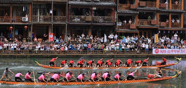端午節有划龍舟競渡的習俗。