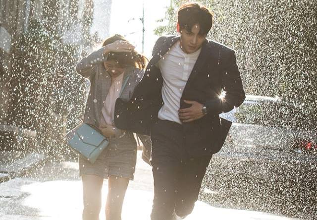 ▲池昌旭（右）與南智鉉在《奇怪的搭檔》中，有唯美的雨中奔跑場景。（圖／翻攝自SBS臉書，2017.06.01）