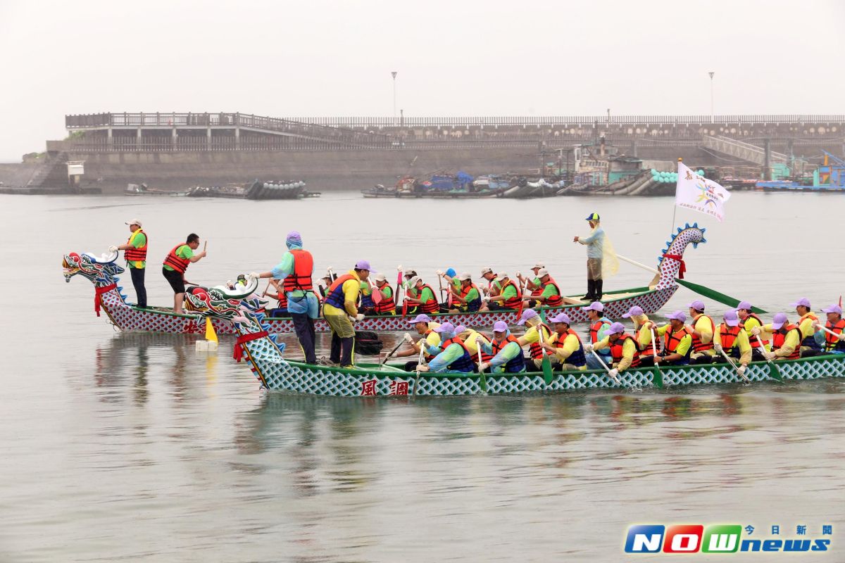 ▲嘉義縣第34屆龍舟賽上午於東石漁人碼頭雨中登場。（圖／嘉義縣政府提供,2017.5.30）
