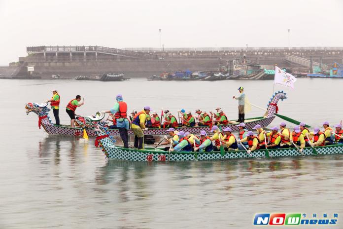 ▲嘉義縣第34屆龍舟賽上午於東石漁人碼頭雨中登場。（圖／嘉義縣政府提供,2017.5.30）