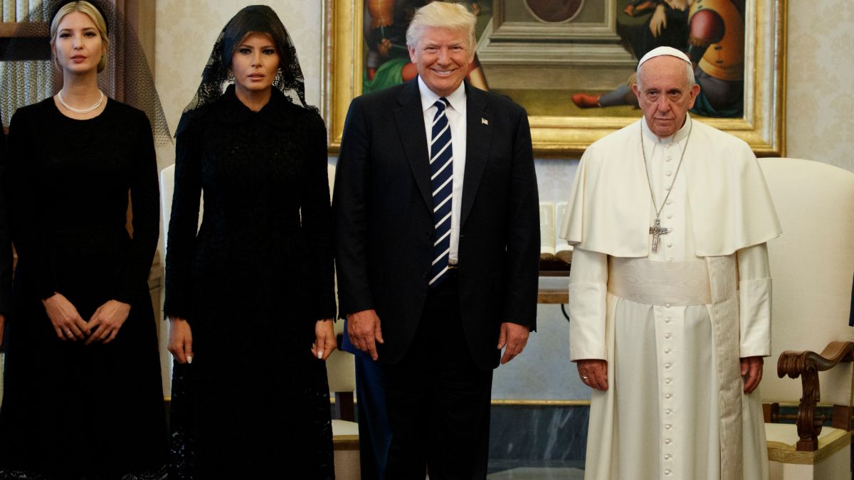 ▲川普一家身著黑衣見教宗，被網友笑稱宛若「惡魔與天使」。（圖／達志影像／美聯社）