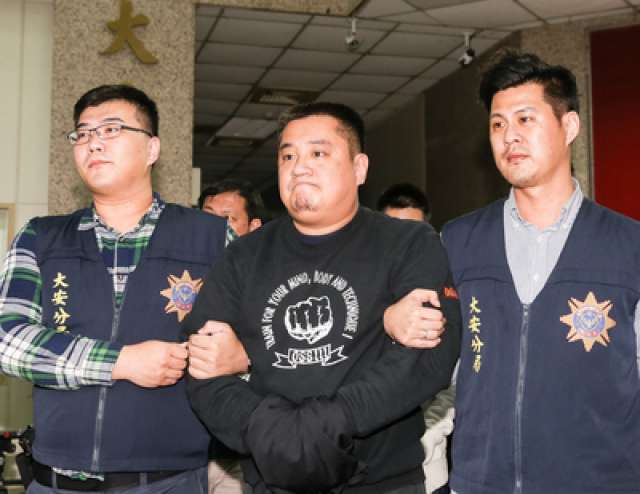▲里長比武演變成圍毆案，警方23日表示，光信里里長朱雪璋涉嫌找來20多人先赴道場內埋伏，再趁隙助陣圍毆對方。警方訊後依違反組織犯罪條例等罪嫌把朱男（前中）移送台北地檢署。中央社記者郭日曉攝　105年3月23日