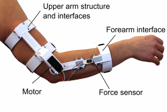 ▲EduExo還能夠與電腦相連，結合觸覺設備與虛擬實境。（圖／翻攝自YouTube）