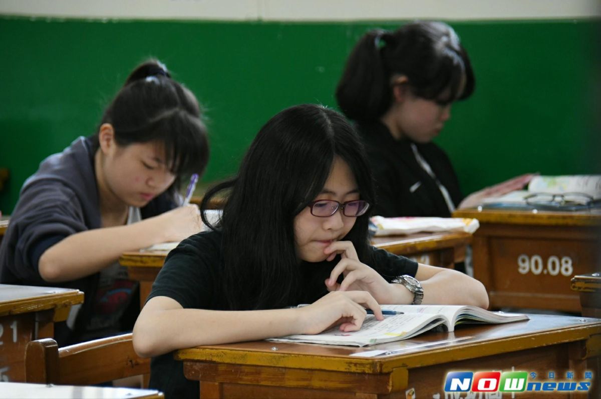 ▲106年國中教育會考今（20）日上午登場，考生們抓緊時間溫習。（圖／記者林調遜攝，2017.5.20）