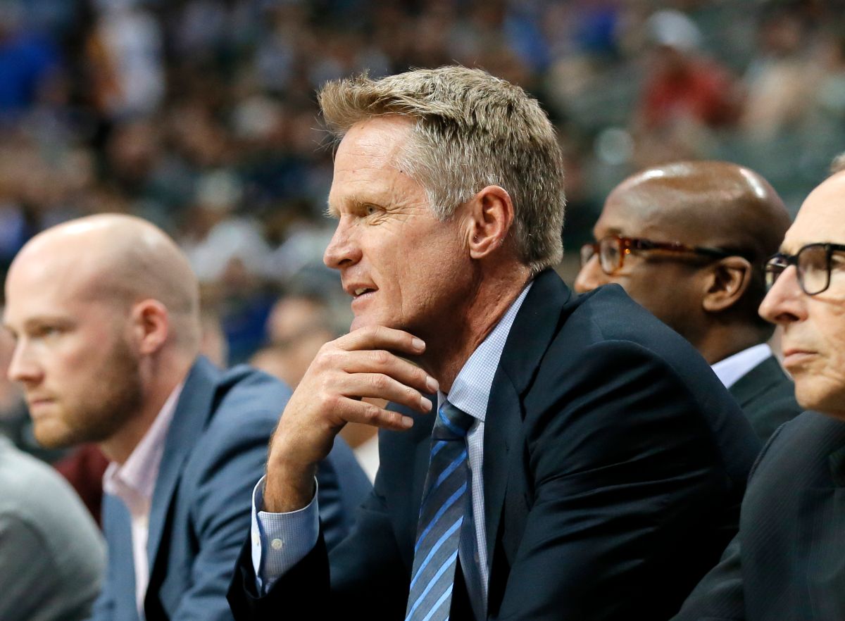 ▲金州勇士總教練柯爾（Steve Kerr）針對明尼阿波利斯發生的聯邦探員槍殺平民事件發表看法，神情凝重地呼籲停止社會對立，並支持NBA延賽決定。（圖／美聯社／達志影像）